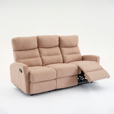 Sofá reclinável castanho claro de três lugares com almofadas acolchoadas e mecanismo de reclinação aberto