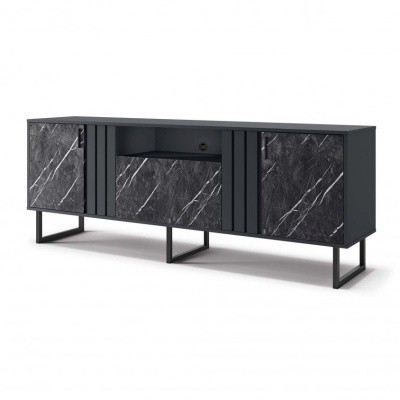Móvel de TV preto com portas em padrão de mármore preto e branco