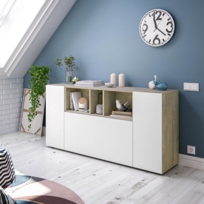 Aparador branco e madeira com objetos decorativos contra parede azul e relógio