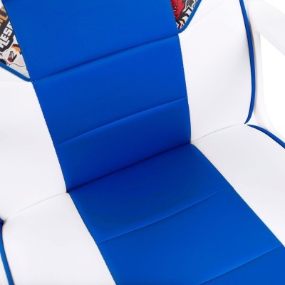 Cadeira azul e branca com padrões coloridos nos braços.