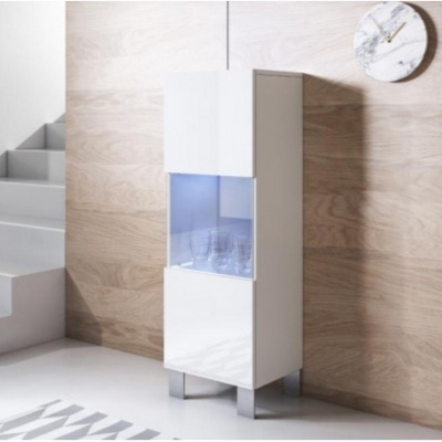 Móvel alto branco com vidro azul translúcido e copos, em ambiente minimalista