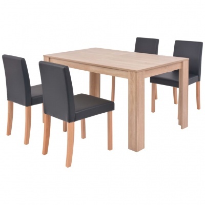 Conjunto de mesa de jantar em madeira clara com quatro cadeiras pretas estofadas