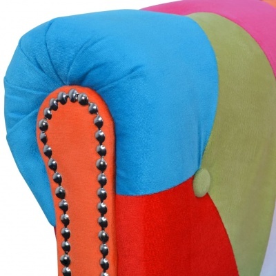 Braço de sofá colorido com tachas metálicas