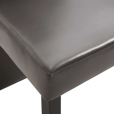 Canto de cadeira estofada em pele sintética castanha com pernas em madeira preta