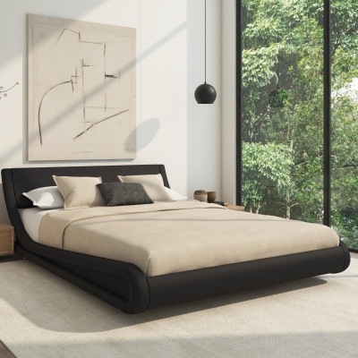 Cama preta estofada com roupa bege e almofadas em quarto moderno com janela grande e vista verde