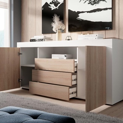 Aparador moderno em madeira clara e branca com portas e gavetas abertas