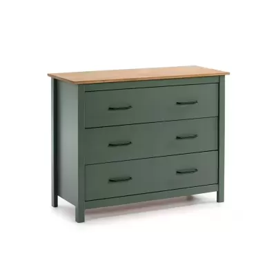 Cômoda verde com tampo em madeira clara e três gavetas.
