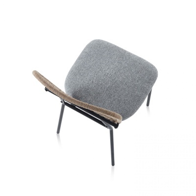 Cadeira moderna com estrutura metálica preta, assento em corda bege e encosto cinza.