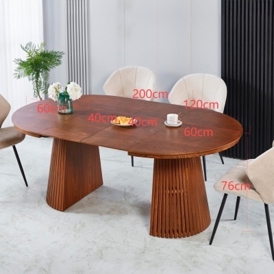 Mesa oval de madeira castanha com cadeiras creme e decoração com flores e chávena