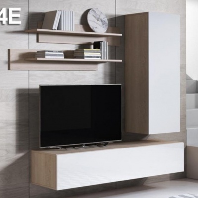 Móvel de sala em madeira clara com portas brancas, televisão e prateleiras com livros