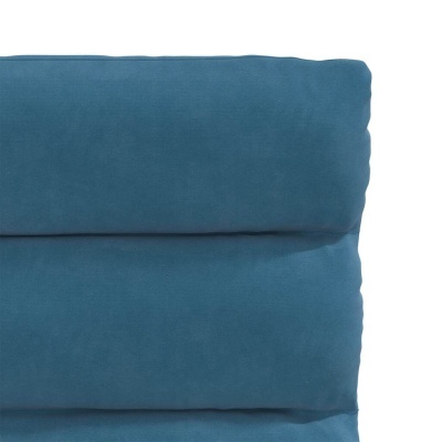 Três almofadas azuis empilhadas sobre fundo branco