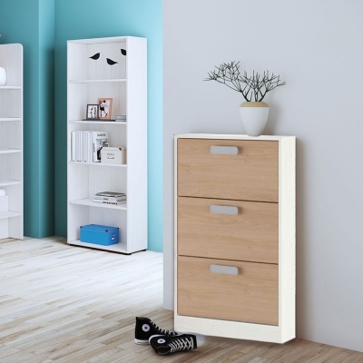 Móvel de três gavetas branco com frentes de madeira clara e vaso decorativo na parede