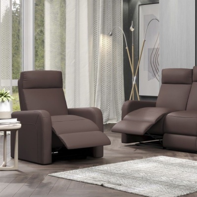 Duas cadeiras reclináveis em couro castanho num ambiente moderno