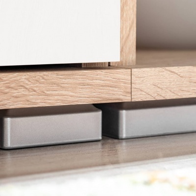 Móvel de madeira clara apoiado em suportes plásticos cinza sobre piso claro com tapete