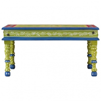 Banco de madeira colorido com padrões florais e pontos brancos