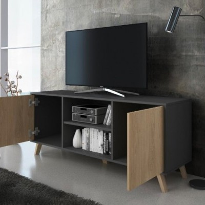 Móvel para TV cinza com portas de madeira clara abertas numa sala moderna