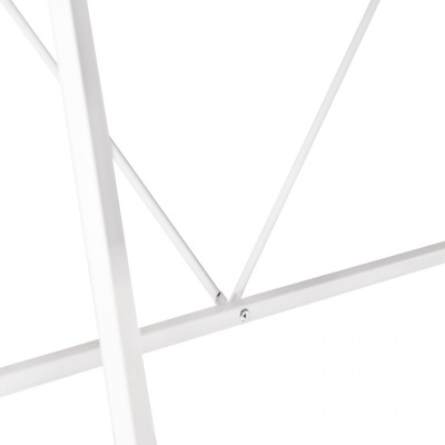 Estrutura metálica branca com barras cruzadas e parafuso
