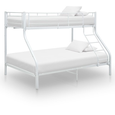 Cama beliche metálica branca com colchões e almofadas brancas em fundo branco
