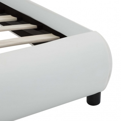 Estrutura de cama branca com ripas de madeira claras e pernas pretas