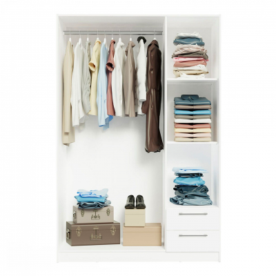 Guarda-roupa branco com roupas penduradas, roupas dobradas em prateleiras, malas e sapatos