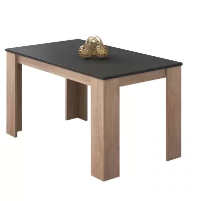 Mesa de jantar com tampo preto e pés em madeira, com decoração de bolas douradas.