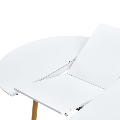 Mesa de jantar extensível branca com tampo em MDF lacado e pernas em madeira clara