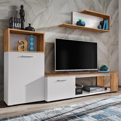 Móvel de sala moderno em madeira clara e branco com decoração e televisão