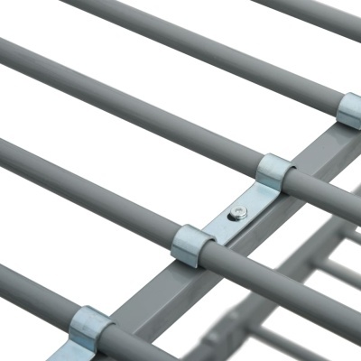 Grelha metálica cinza com barras paralelas e grampos metálicos