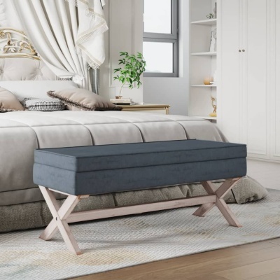 Banco estofado azul-escuro com pernas em madeira clara em quarto moderno