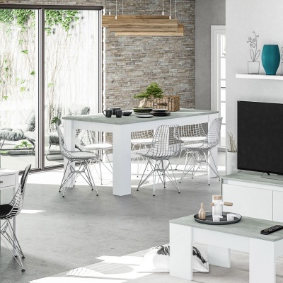 Sala de jantar moderna com mesa e cadeiras brancas e parede de tijolos