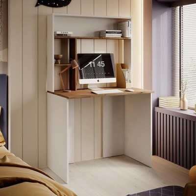 Secretária branca e castanha em quarto moderno com computador e candeeiro