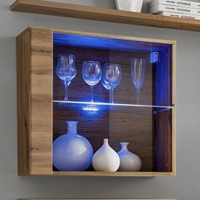 Móvel de parede em madeira com iluminação azul, copos de vidro e vasos brancos