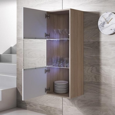 Armário de cozinha suspenso com portas abertas mostrando copos e pratos, parede de madeira e relógio redondo