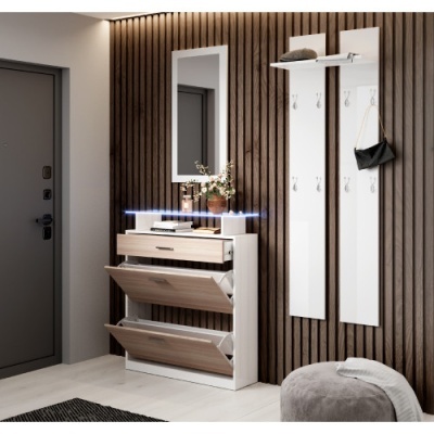 Móvel com gavetas e espelho numa parede de painéis de madeira escura ao lado de painel branco com ganchos e bolsa preta