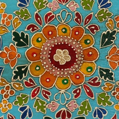 Pano decorativo com padrão floral colorido em fundo azul