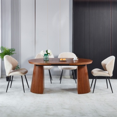 Mesa de jantar oval em madeira com cadeiras estofadas bege e jarro de vidro com flores