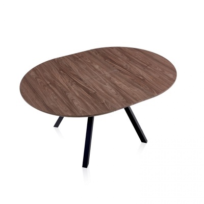 Mesa de centro oval em madeira castanha com pernas pretas inclinadas