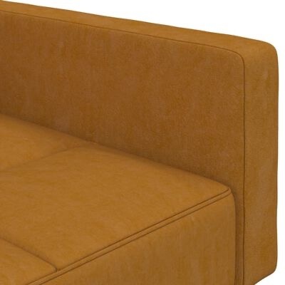 Sofá castanho claro em tecido com costuras visíveis