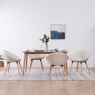 Conjunto de mesa de madeira com quatro cadeiras bege e decoração simples