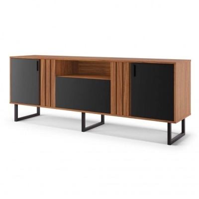 Aparador moderno em madeira castanha com portas pretas e pernas metálicas pretas