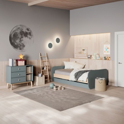 Quarto infantil com cama cinzenta, cómoda, decoração da lua e tapete cinzento