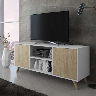 Móvel de TV branco com portas em madeira clara e televisão em sala moderna