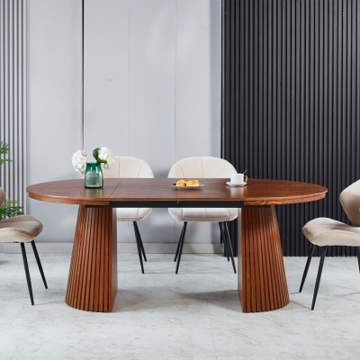 Mesa de jantar de madeira oval com cadeiras estofadas bege em ambiente moderno