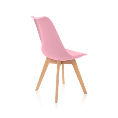 Cadeira rosa com pernas de madeira clara