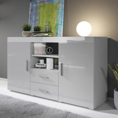 Aparador moderno branco com portas e gavetas em sala com decoração