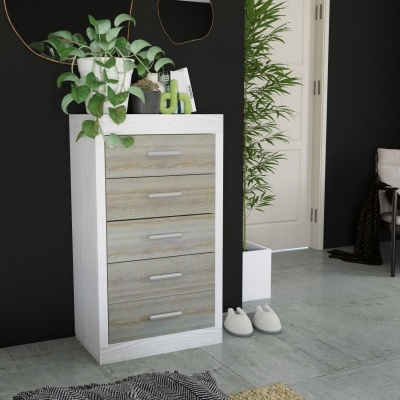 Móvel branco com quatro gavetas de madeira clara e puxadores metálicos, decorado com plantas e objetos verdes, junto a parede preta e porta creme