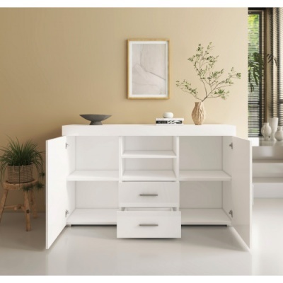 Aparador branco aberto com prateleiras e gavetas num ambiente interior decorado