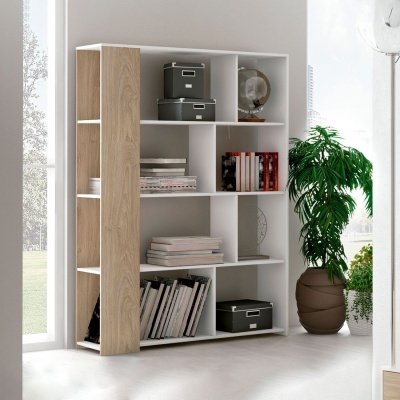 Estante branca com laterais de madeira clara, livros, caixas, objetos decorativos e planta ao lado