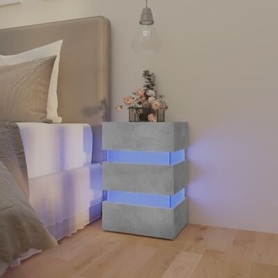 Mesa de cabeceira cinza com luzes azuis ao lado de cama estofada castanha