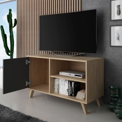 Móvel de televisão em madeira clara com porta negra aberta e televisão preta